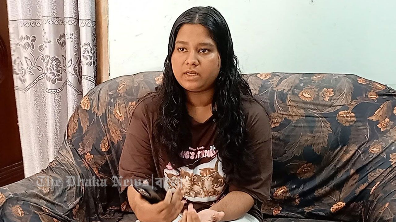 আমি জানালার পাশে বসে ছিলাম হঠাৎ যেন আকাশটা আগুন হয়ে গেল