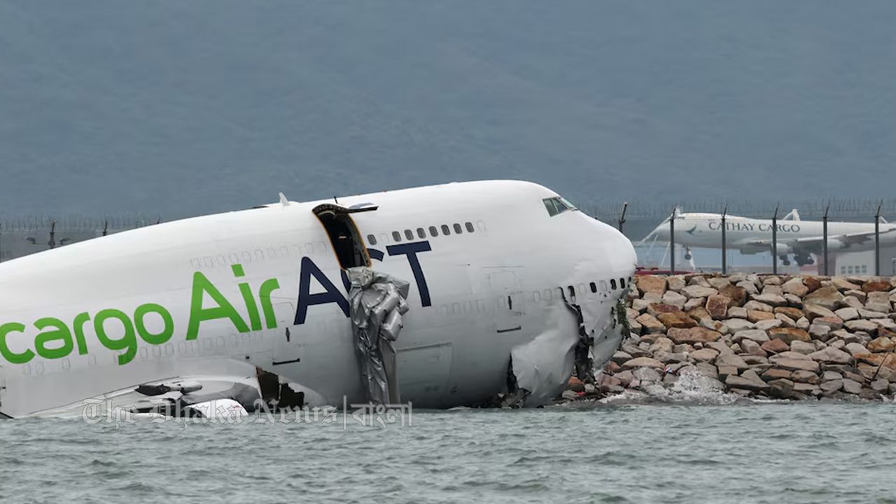 রানওয়ে থেকে ছিটকে সাগরে পড়ল প্লেন, নিহত ২
