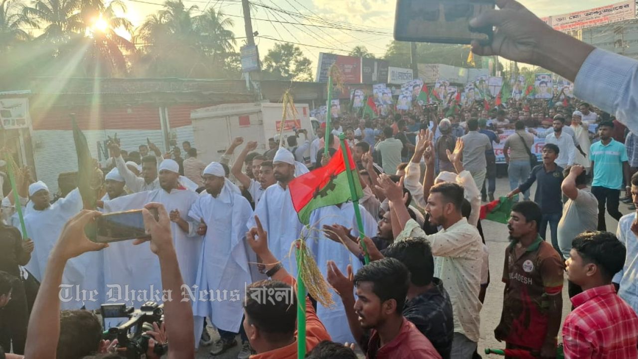 নোয়াখালীতে বিএনপির প্রার্থী পরিবর্তনের দাবিতে কাফনের কাপড় পরে বিক্ষোভ