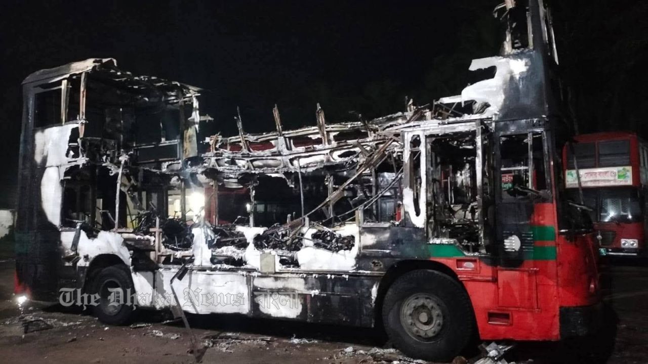 নোয়াখালীতে গভীর রাতে বিআরটিসির ২ বাসে আগুন