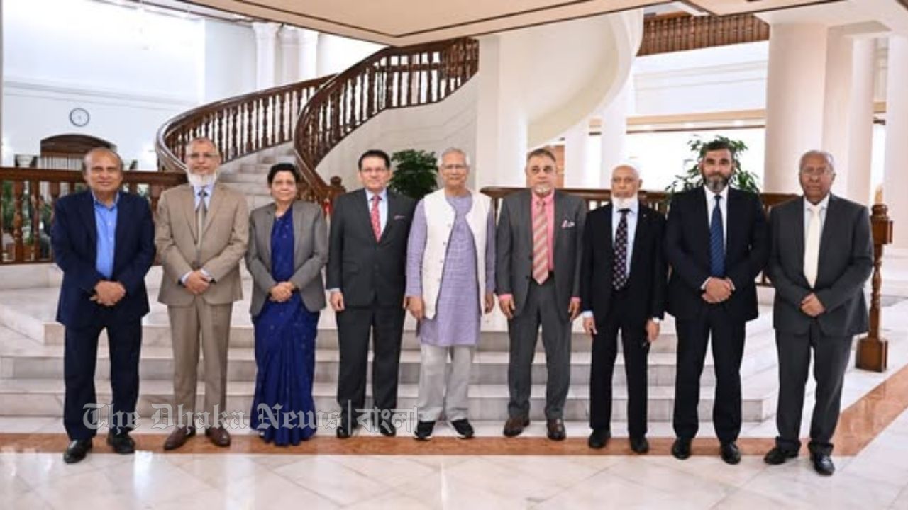 নির্বাচন প্রস্তুতি সম্পর্কে প্রধান উপদেষ্টাকে অবহিত করলেন সিইসি