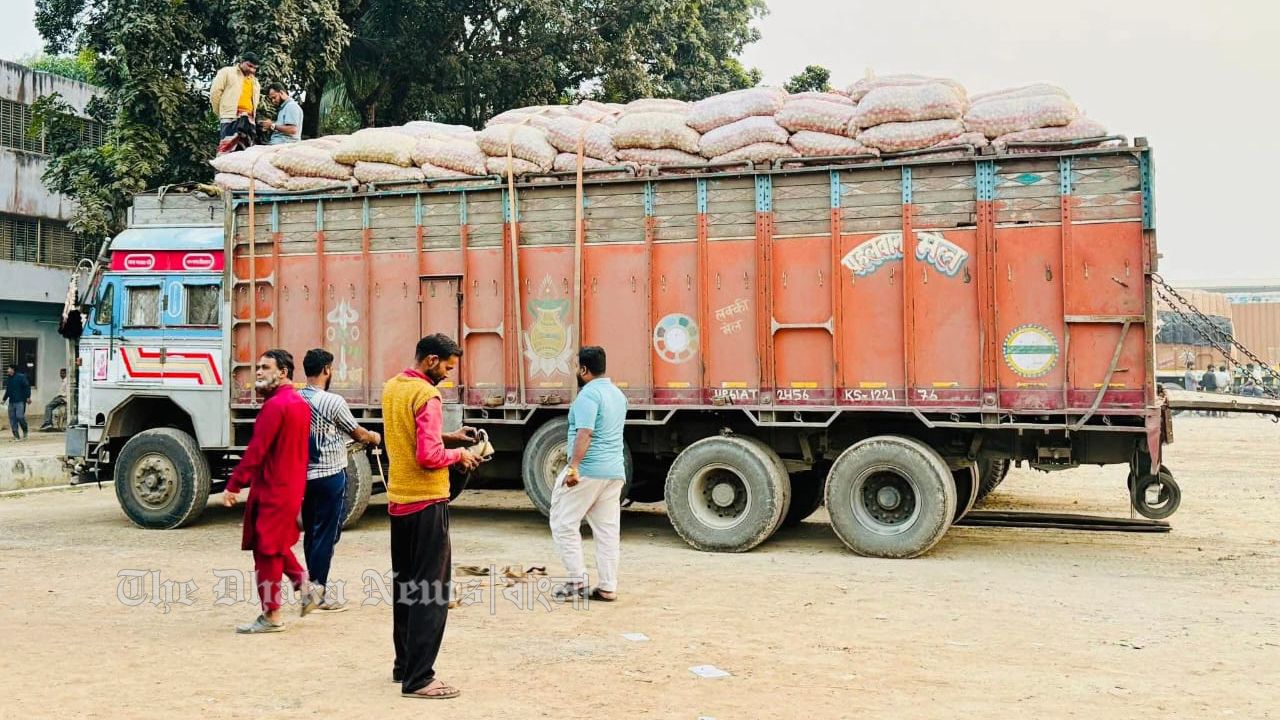 সাড়ে ৩ মাস পর পেঁয়াজ আমদানি শুরু, কেজিতে কমেছে ৩০ টাকা