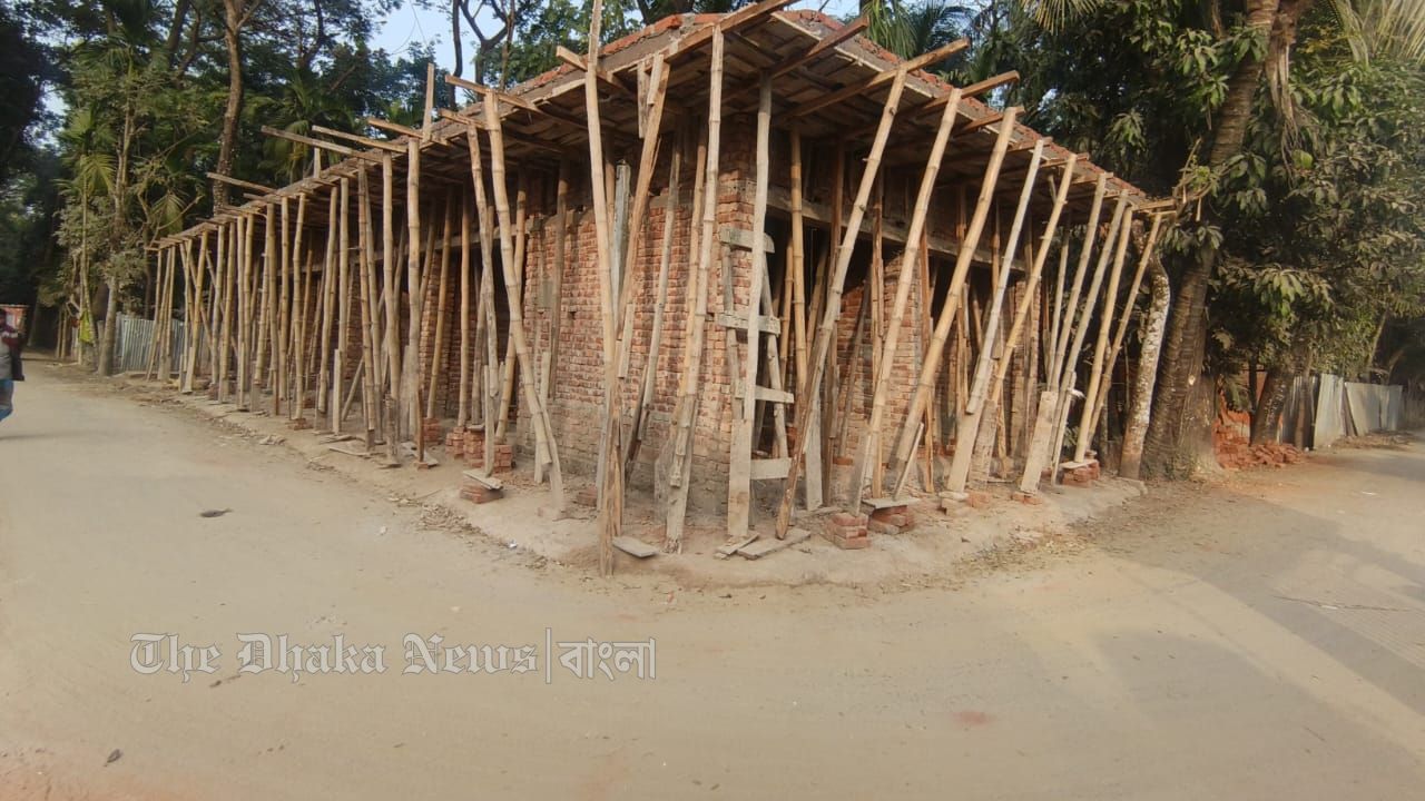 কমলনগরে সড়ক দখল করে মার্কেট নির্মাণ 