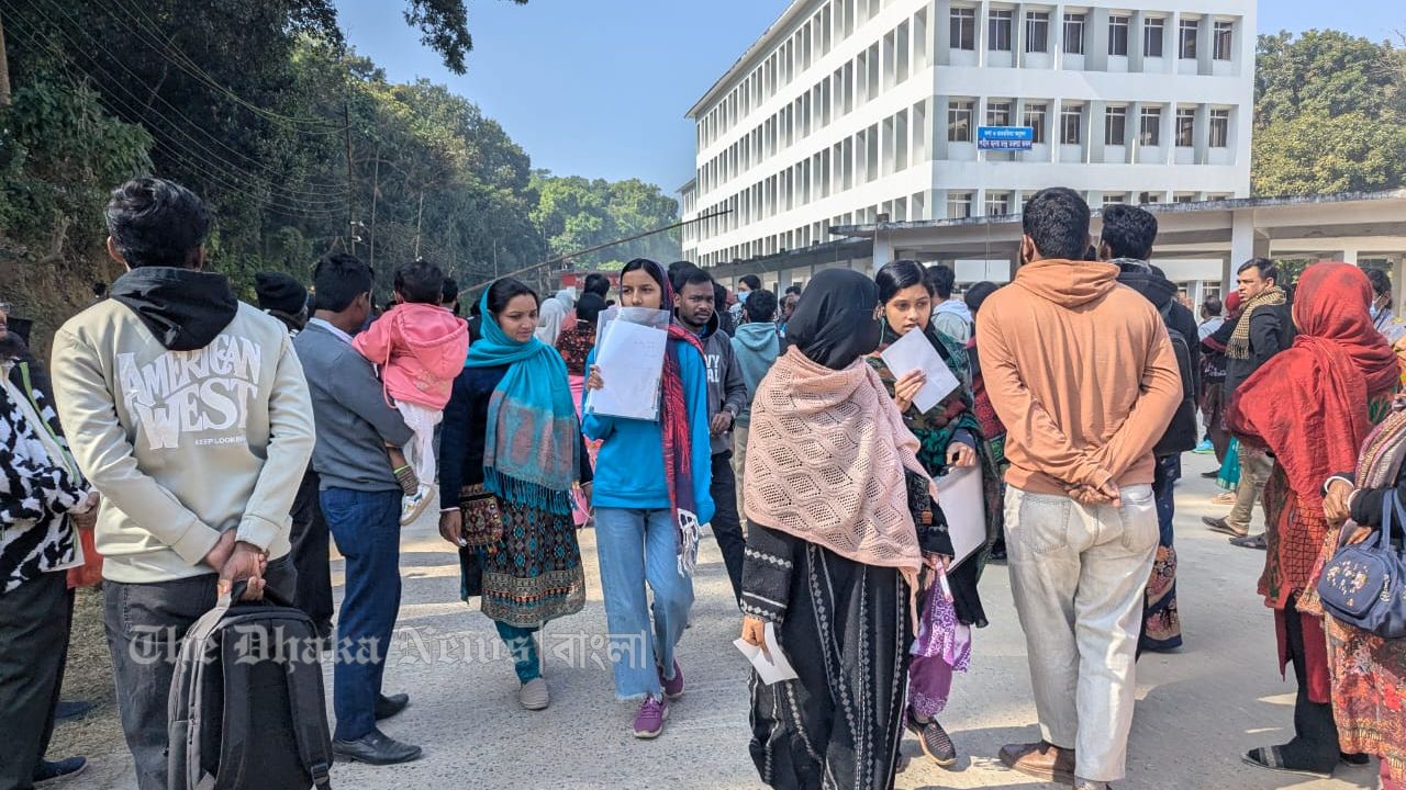 চবির বি–১ উপ–ইউনিটে পরীক্ষায় বসেছেন দুই–তৃতীয়াংশ শিক্ষার্থী, প্রতি আসনে লড়াই ৮ জনের