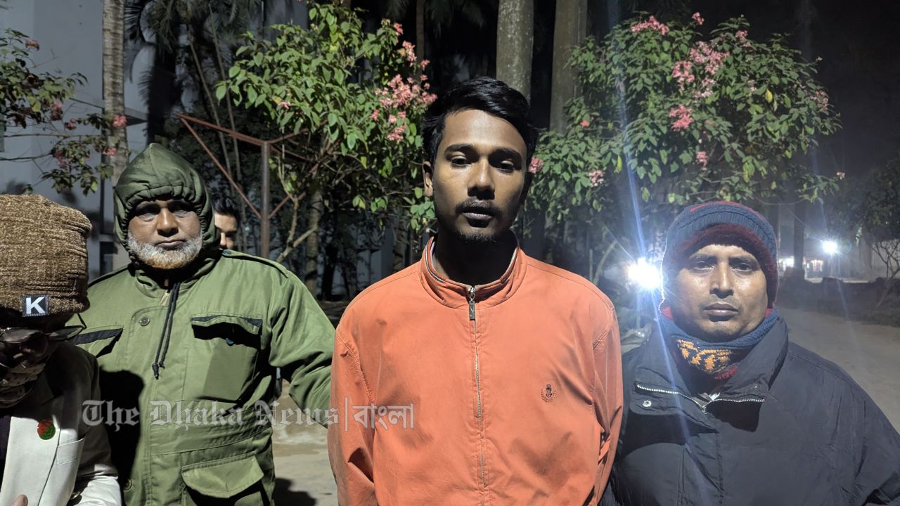 চবিতে নিরাপত্তা কর্মীই নিষিদ্ধ ছাত্রলীগ কর্মী, দা নিয়ে হলে ঢুকে গ্রেফতার আতঙ্ক বিপ্লব 