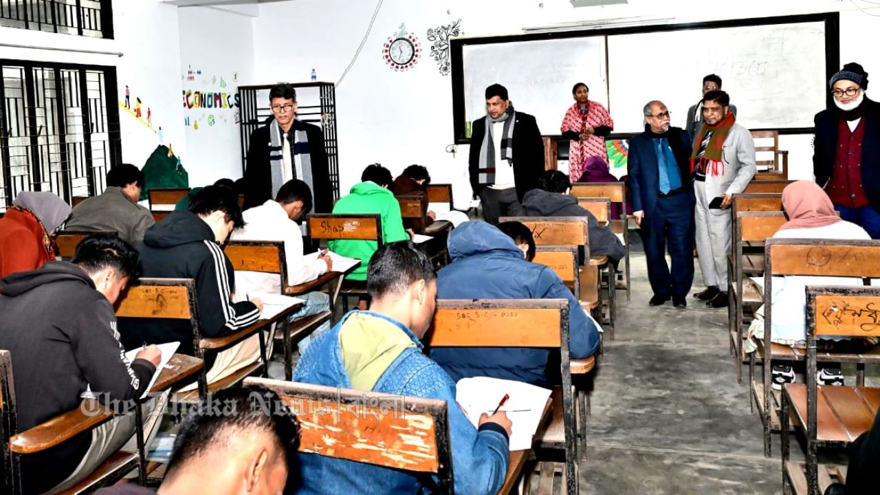 চবির বি-২ ইউনিটের ভর্তি পরীক্ষায় অসদ উপায় অবলম্বনের অভিযোগে দুই পরীক্ষার্থী বহিষ্কার