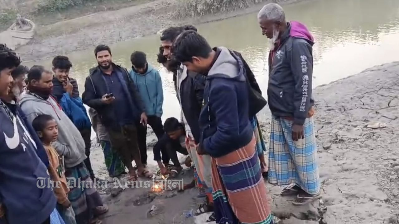 হাতিয়ায় সয়েল টেস্ট করতে গিয়ে খাল পাড় থেকে বের হচ্ছে গ্যাস