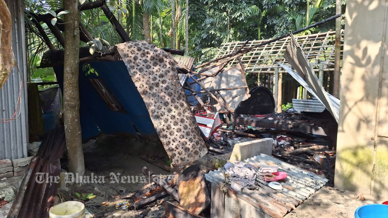 লক্ষ্মীপুরে অগ্নিকাণ্ড: ঢাকায় থাকা পরিবারের পাঁচ সদস্যের ঘর পুড়ে ছাই