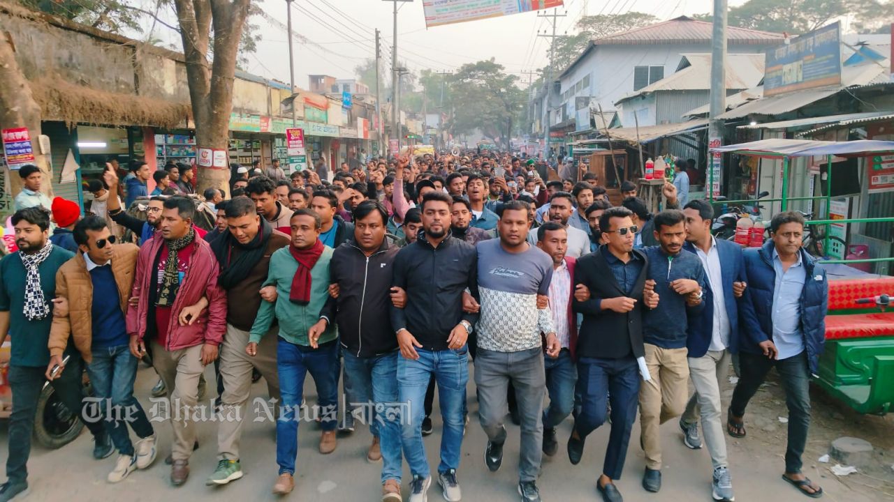 হাতিয়ায় অস্ত্র দিয়ে যুবককে ফাঁসানোর অভিযোগের প্রতিবাদে বিক্ষোভ
