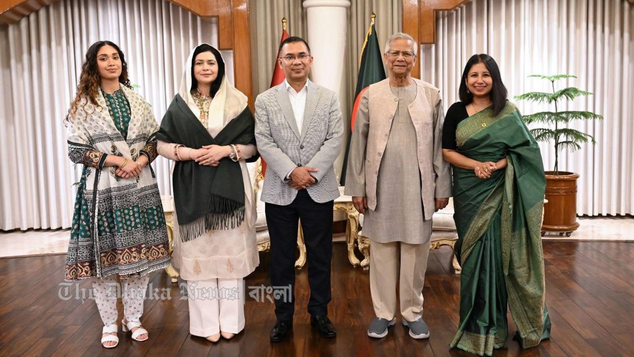 ফুলের তোড়া পাঠিয়ে প্রধান উপদেষ্টাকে শুভেচ্ছা জানালেন তারেক রহমান