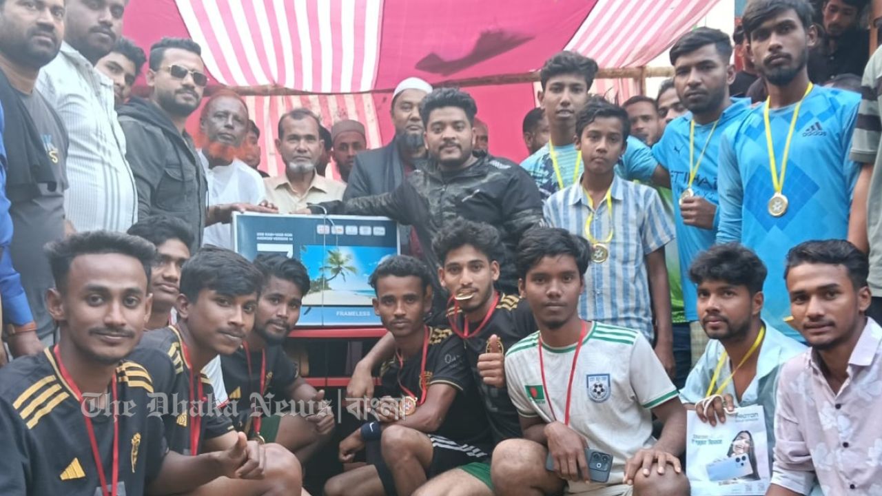 চান্দিনায় মিনিবার ফুটবল টুর্নামেন্টের গ্র্যান্ড ফাইনাল: বিজয়ী দলের হাতে এলইডি টিভি
