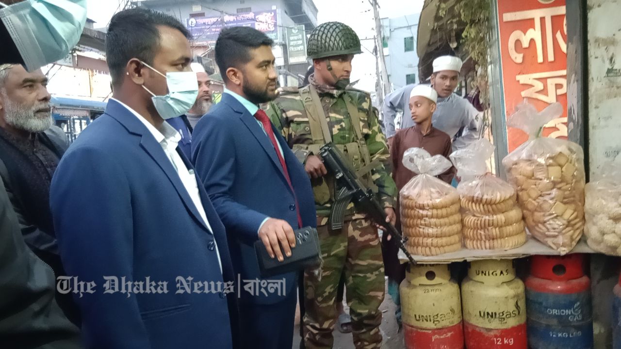 হাইমচরে যৌথ অভিযান: আলগী বাজারে হকার উচ্ছেদ, হোটেল ও ফার্মেসিকে জরিমানা
