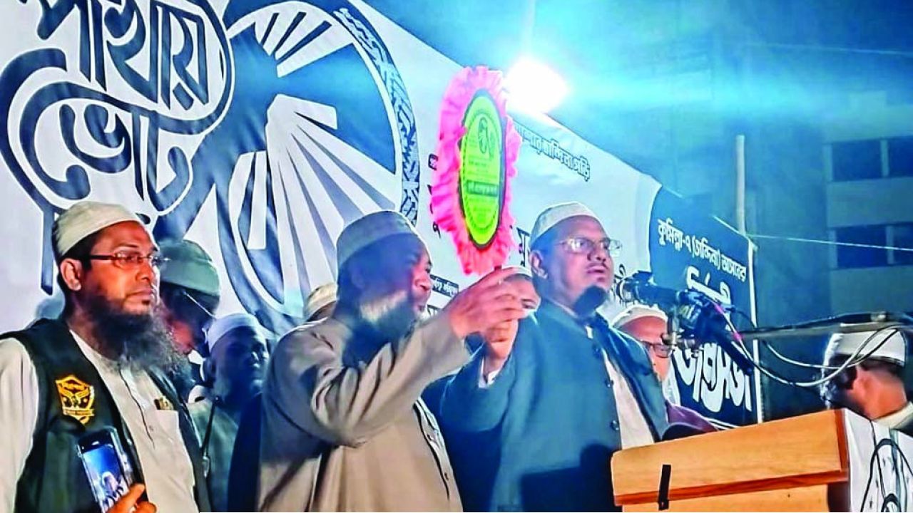 চান্দিনায় হাত পাখার পক্ষে ভোট চাইলেন চরমোনাই পীর