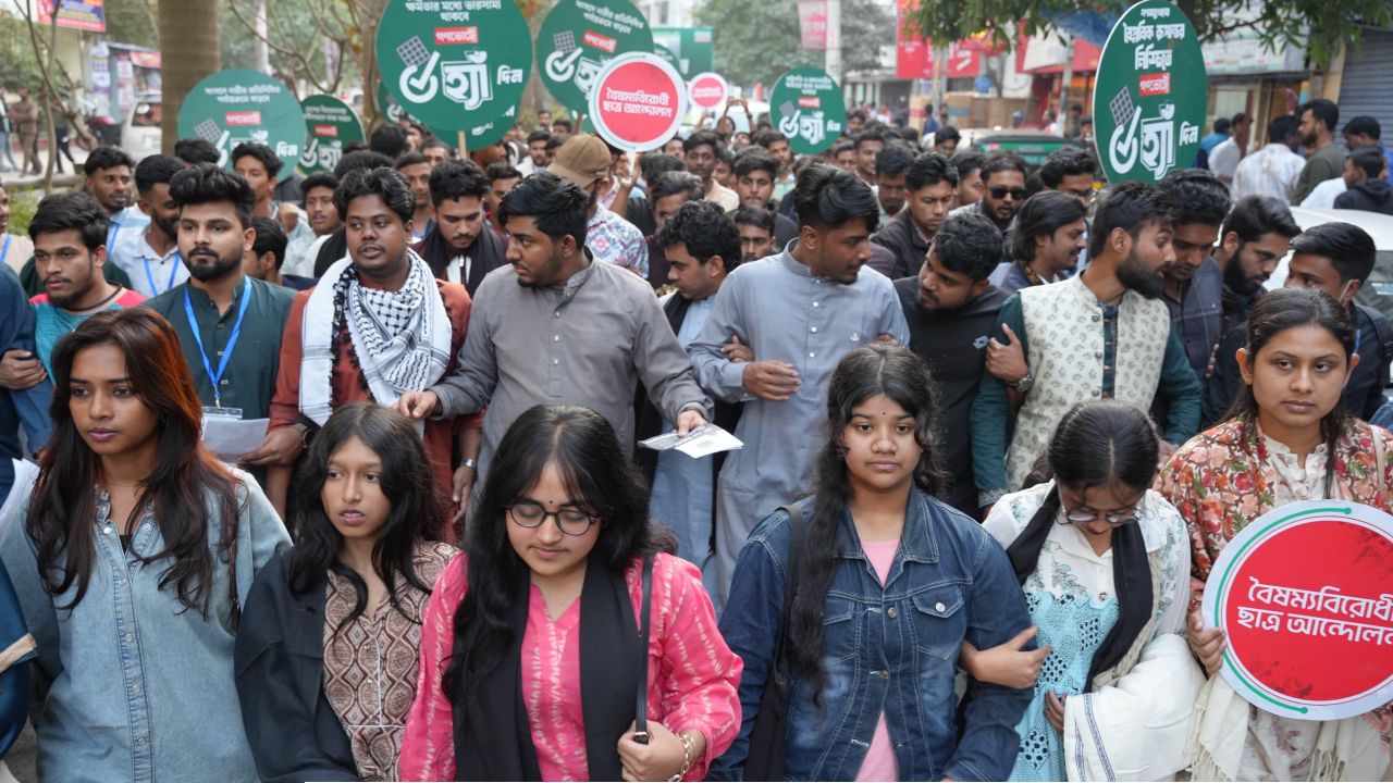 বৈষম্য বিরোধী ছাত্র আন্দোলনের উদ্যোগে রাজশাহীতে হ্যাঁ ভোটের ক্যাম্পিং