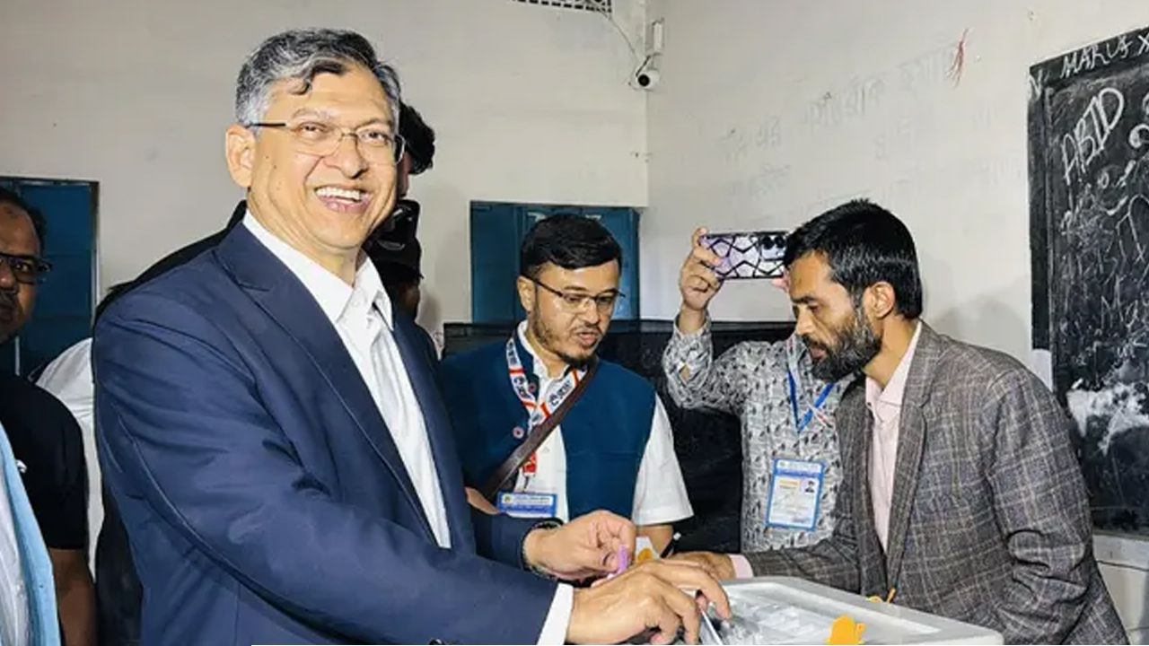 ‘আমি কোনো দলের নই, আমি সবার’: বিজয়ের পর কামরুল হাসানের ঘোষণা