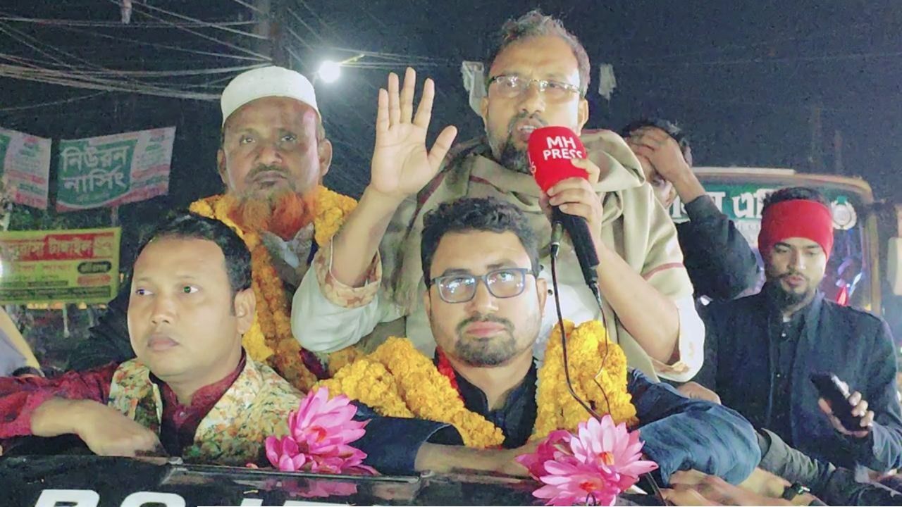 ‘আমি কোনো দলের নই, আমি সবার’: বিজয়ের পর কামরুল হাসানের ঘোষণা