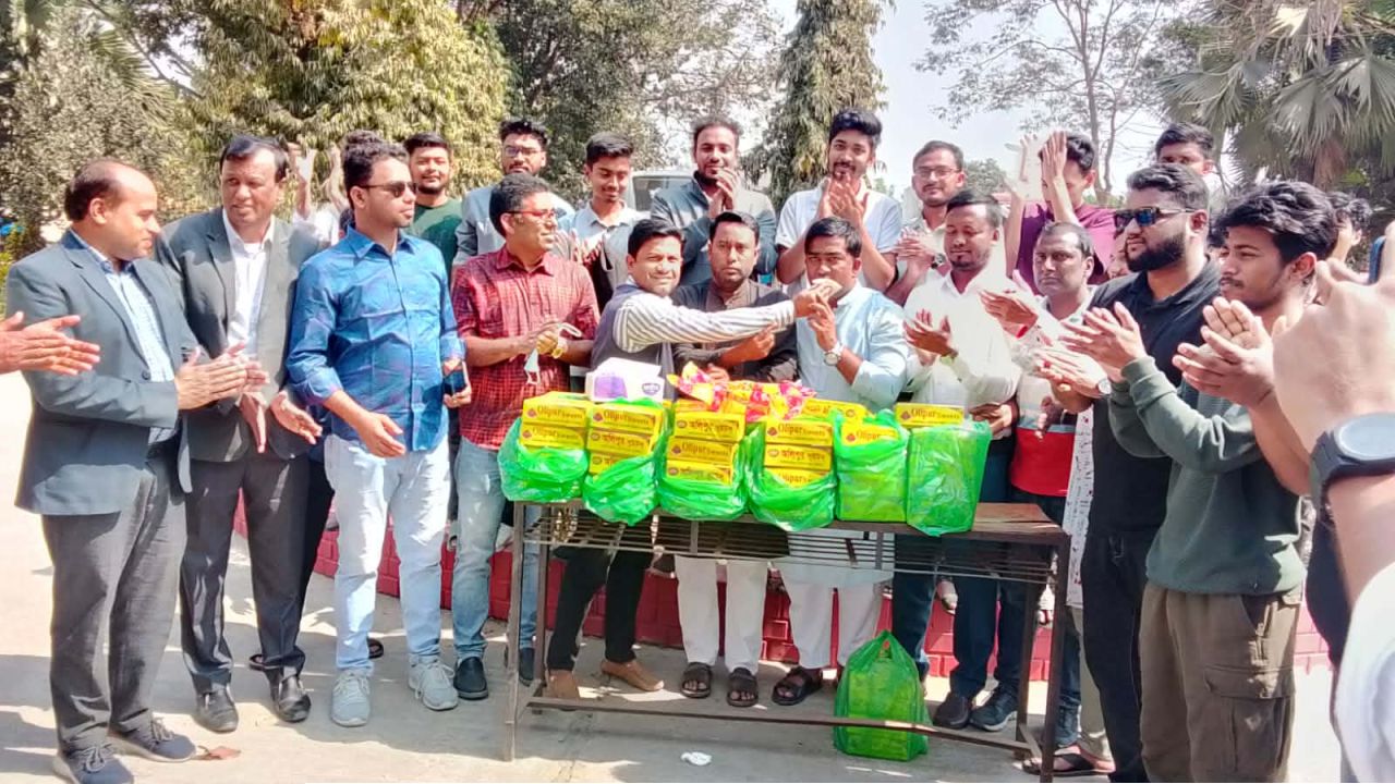 বিএনপির বিজয়ে কুবি শাখা ছাত্রদলের গণ মিষ্টি বিতরণ 