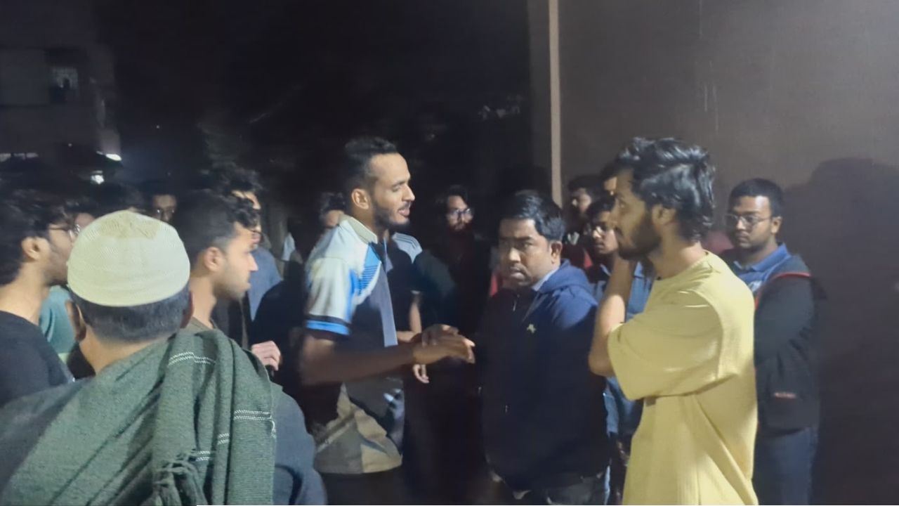 কুবিতে হলে ডুকে শিক্ষার্থীকে মারধর করে পালিয়েছে ছাত্রদল নেতা