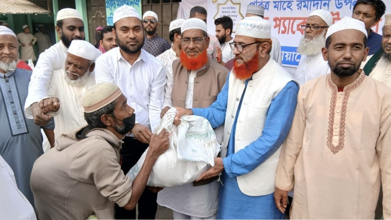 চাঁদপুরে ২ হাজার পরিবারের মাঝে জামায়াতের ইফতার সামগ্রী উপহার প্রদান 