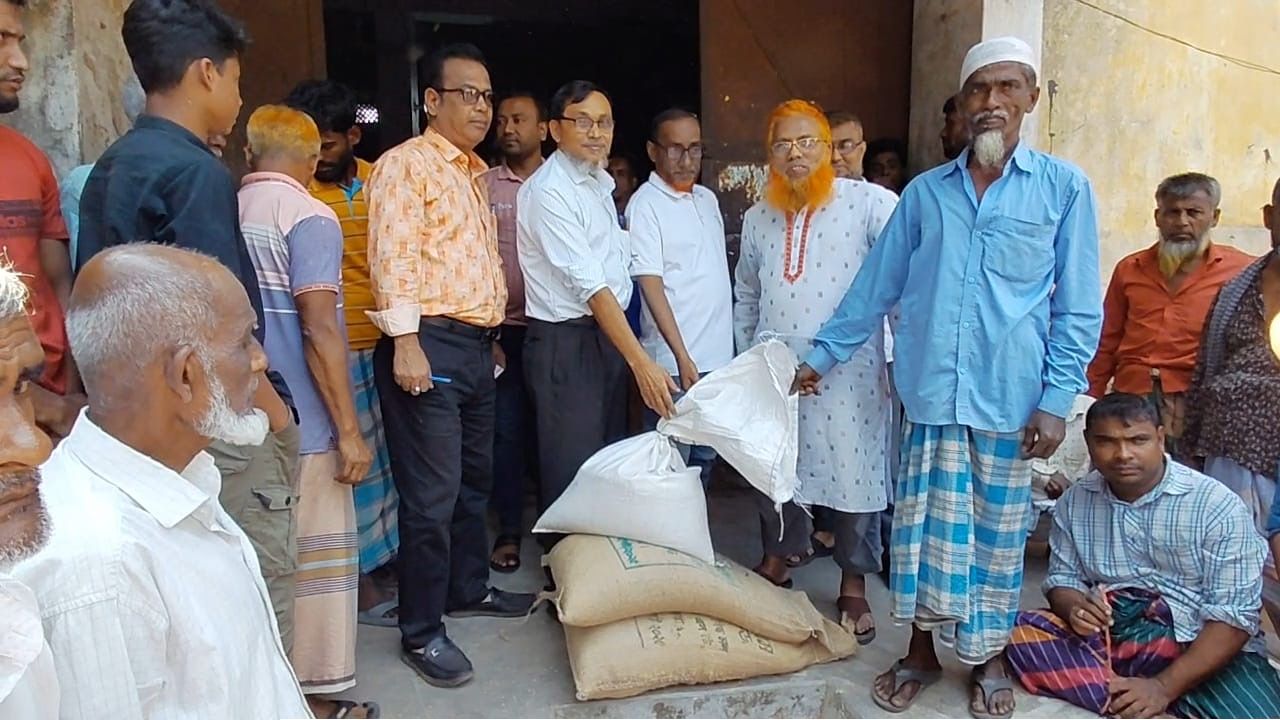 চাঁদপুরে জেলেদের চাল বিতরণে অনিয়মের অভিযোগ