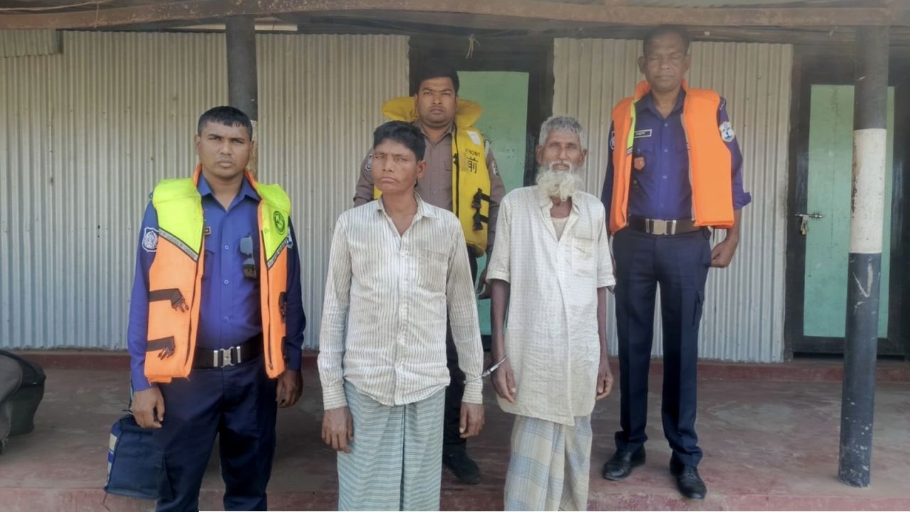 মেঘনায় জাটকা শিকারের দায়ে নৌকাসহ ২ জেলে আটক