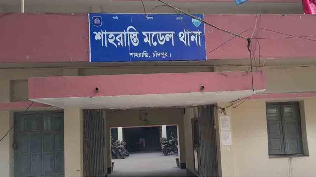 কন্যাকে ধর্ষণের অভিযোগে বাড়িতে তালা দিল বিক্ষুব্ধ জনতা 