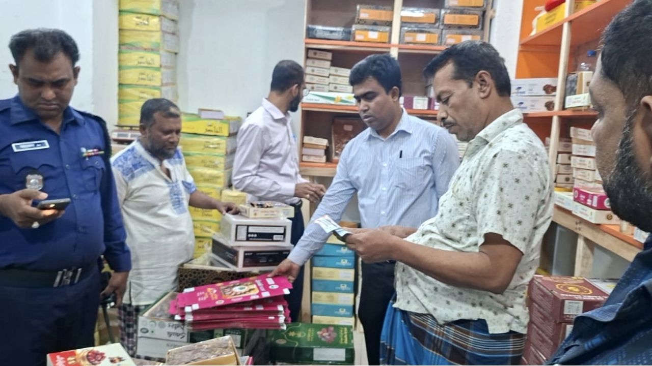 ভোক্তা অধিকার আইন লঙ্ঘন করায় চাঁদপুরে ৫ প্রতিষ্ঠানের জরিমানা