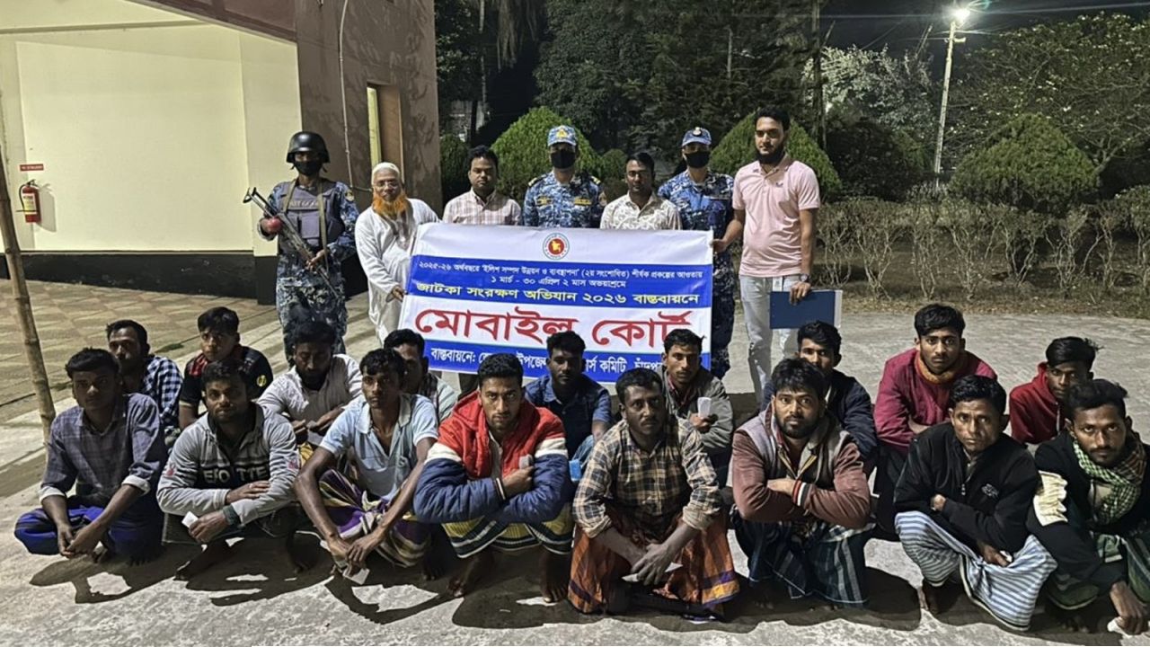 মেঘনায় জাটকা শিকারের দায়ে ১৭ জেলে আটক