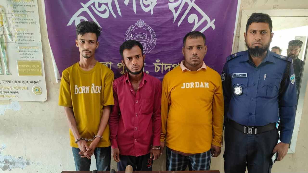 চাঁদপুরে ডাকাতির প্রস্তুতিকালে পিকআপসহ গ্রেপ্তার ৩