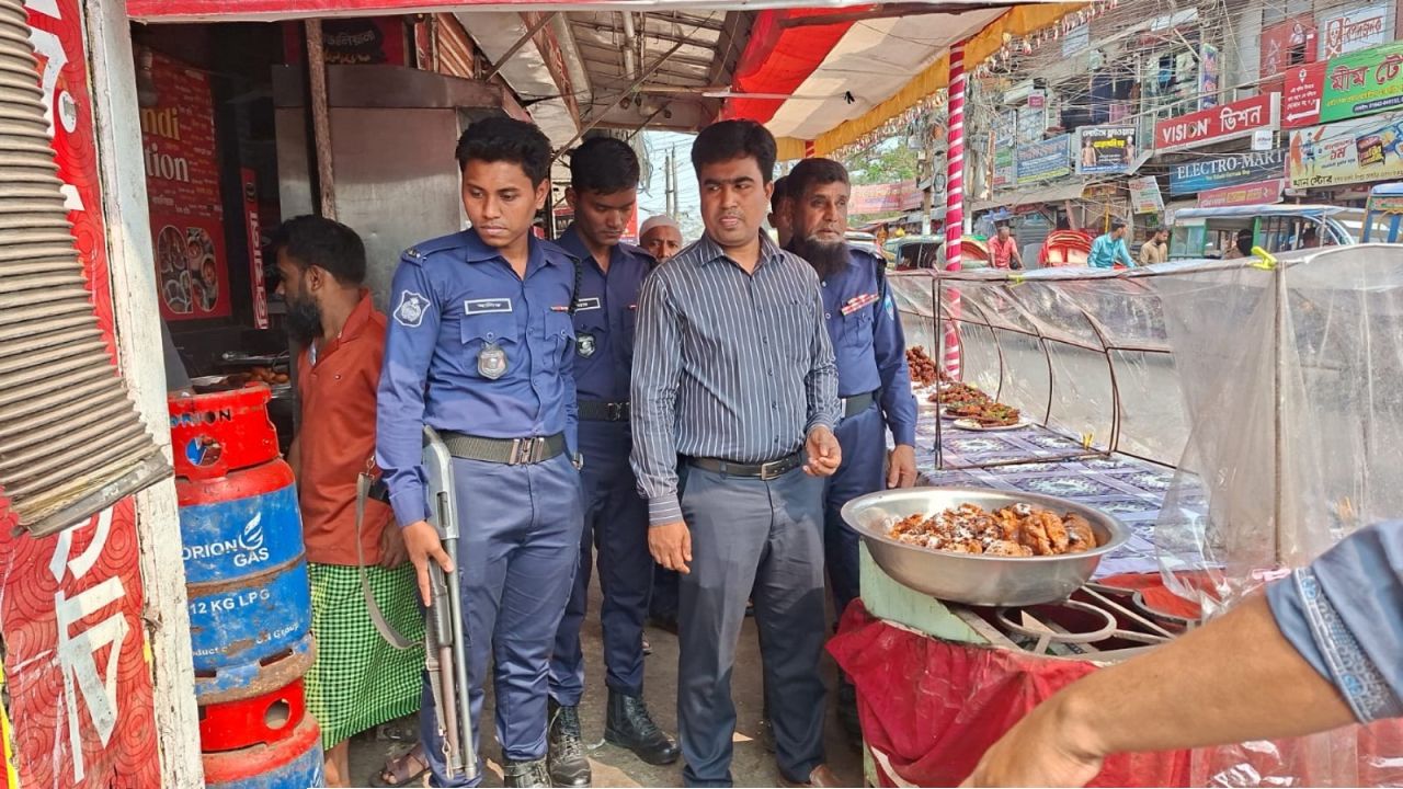 বাসি খাবার সংরক্ষণে চাঁদপুরে ৩ প্রতিষ্ঠানের জরিমানা