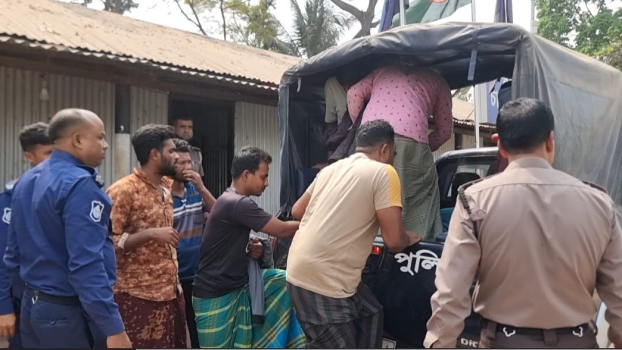 মেঘনা নদী থেকে ৬ বাল্কহেড জব্দ, ১৪ শ্রমিক গ্রেপ্তার  