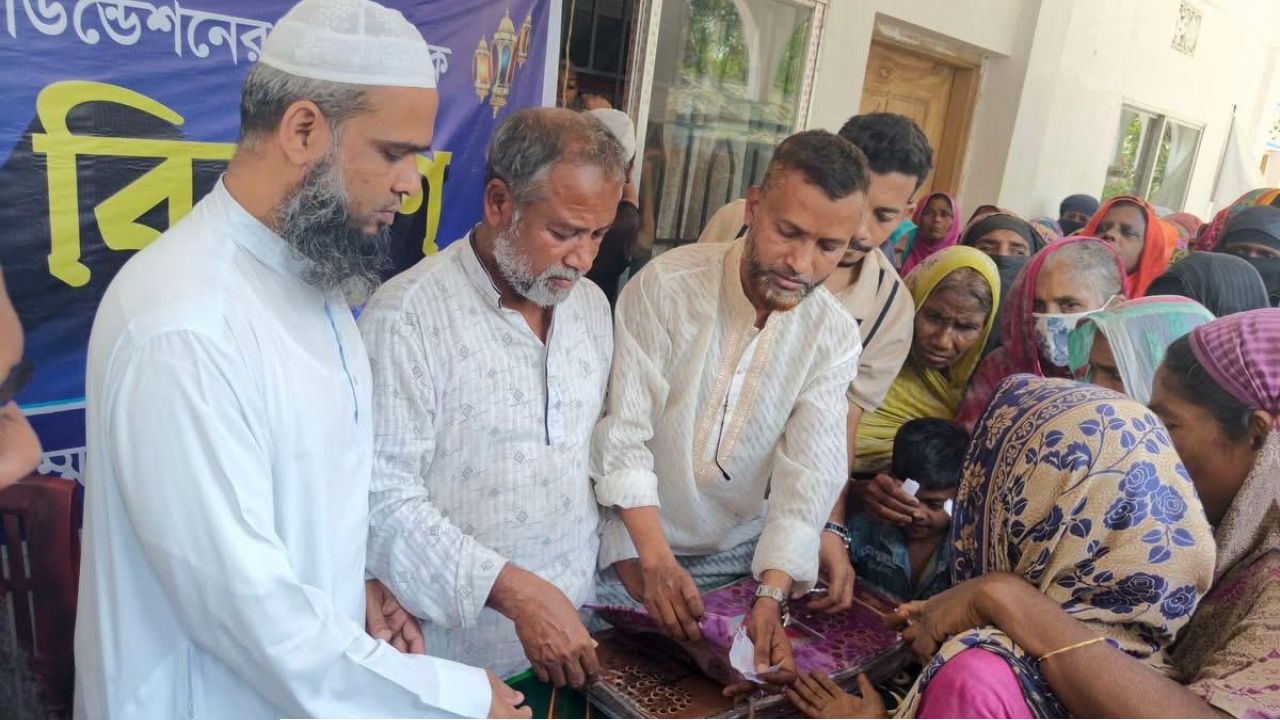 হাতিয়ায় দুই হাজার পরিবারের মাঝে ঈদ সামগ্রী বিতরণ করেন ইয়াহইয়া ফাউন্ডেশন