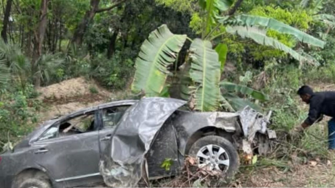 চলন্ত প্রাইভেট কারের চাকা বিস্ফোরণ: একই পরিবারের পাঁচজন আহত