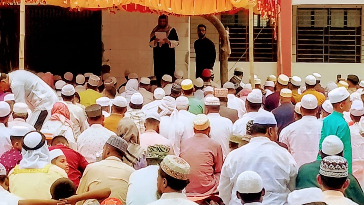 চান্দিনায় জৈনপুরী পীরের ইমামতিতে ঈদের বড় জামাত অনুষ্ঠিত