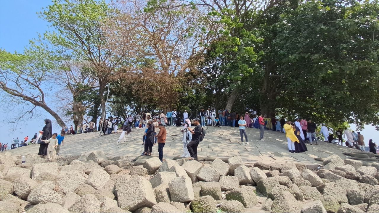 ঈদে দর্শনার্থীদের মিলনমেলা চাঁদপুর তিন নদীর মোহনায়