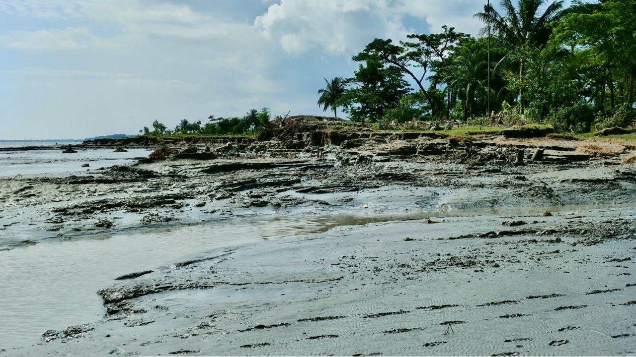 নদীভাঙনে বিপর্যস্ত হাতিয়া, উন্নয়নের দাবি কাগজেই সীমাবদ্ধ