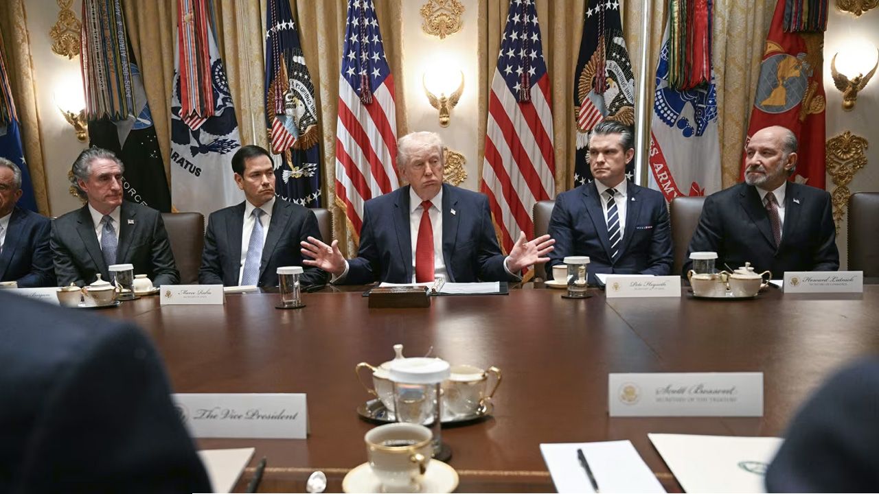 যুদ্ধ থামাতে ইরান চুক্তির জন্য ‘কাকুতি-মিনতি করছে’: ট্রাম্প