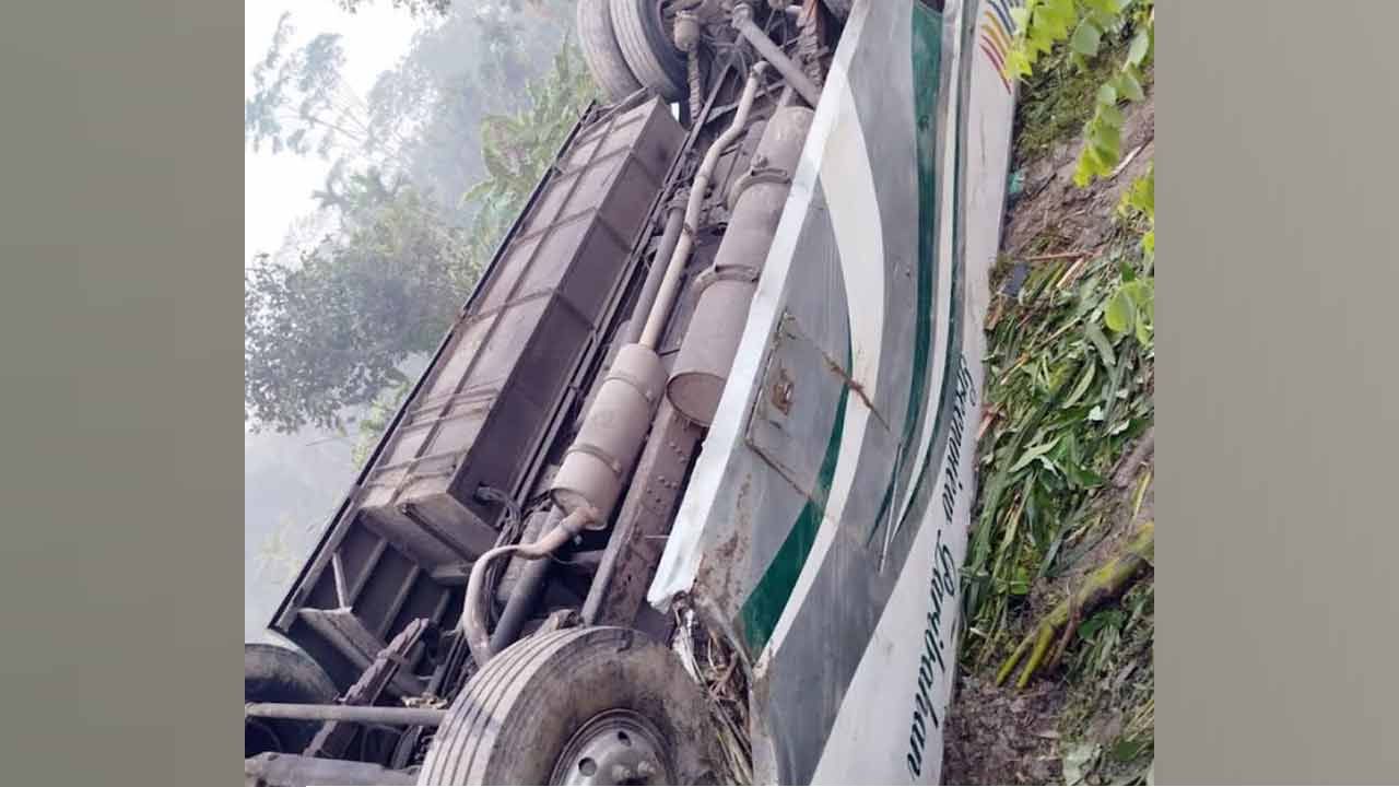 বরিশালে বাস উল্টে খাদে, প্রাণ গেল নারীর