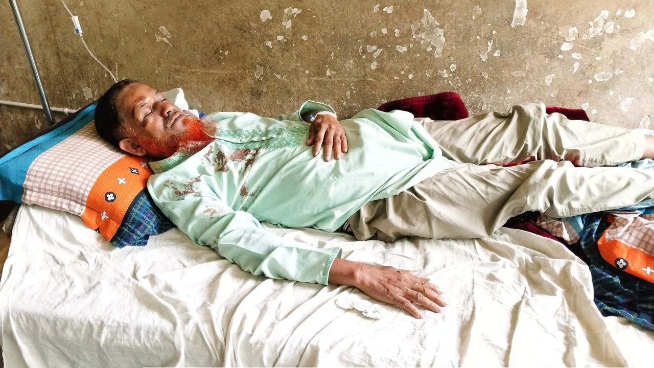 হাতিয়ায় চাঁদা না পেয়ে ব্যবসায়ী ও তাঁর ছেলের ওপর হামলার অভিযোগ: আহত ৩