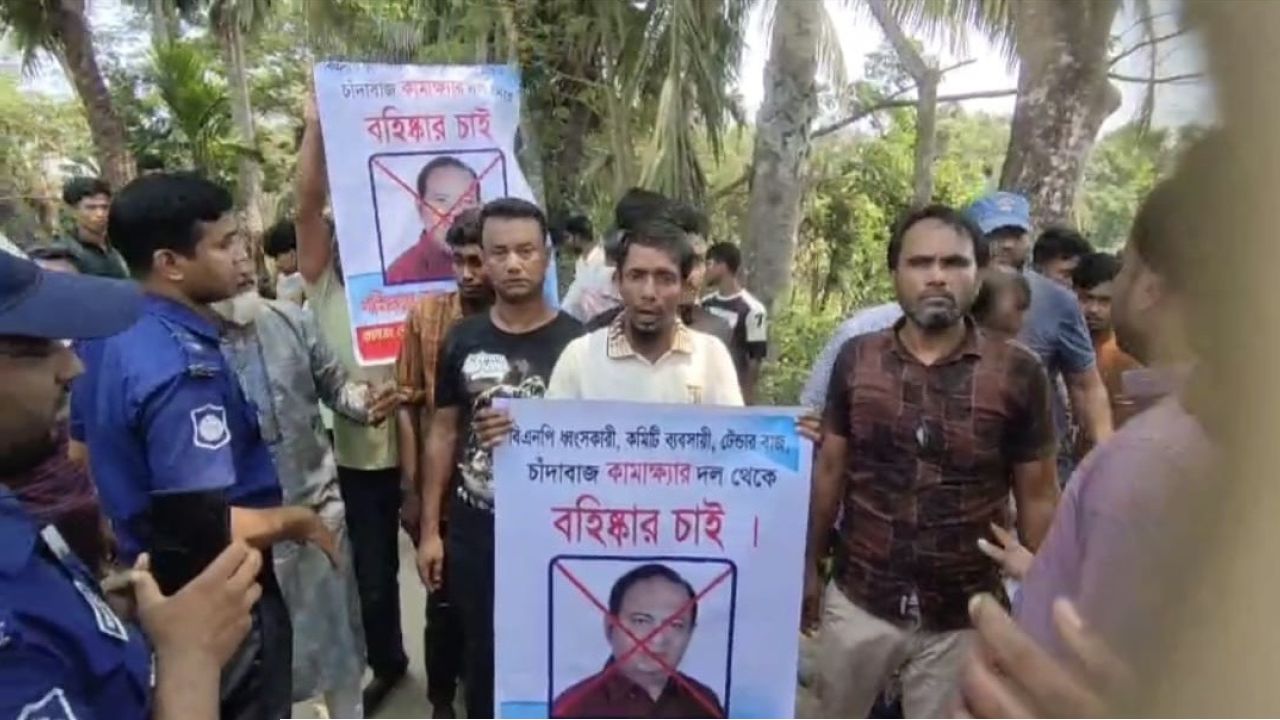 চান্দিনায় ফুট ওভারব্রিজের দাবিতে মহাসড়ক অবরোধ