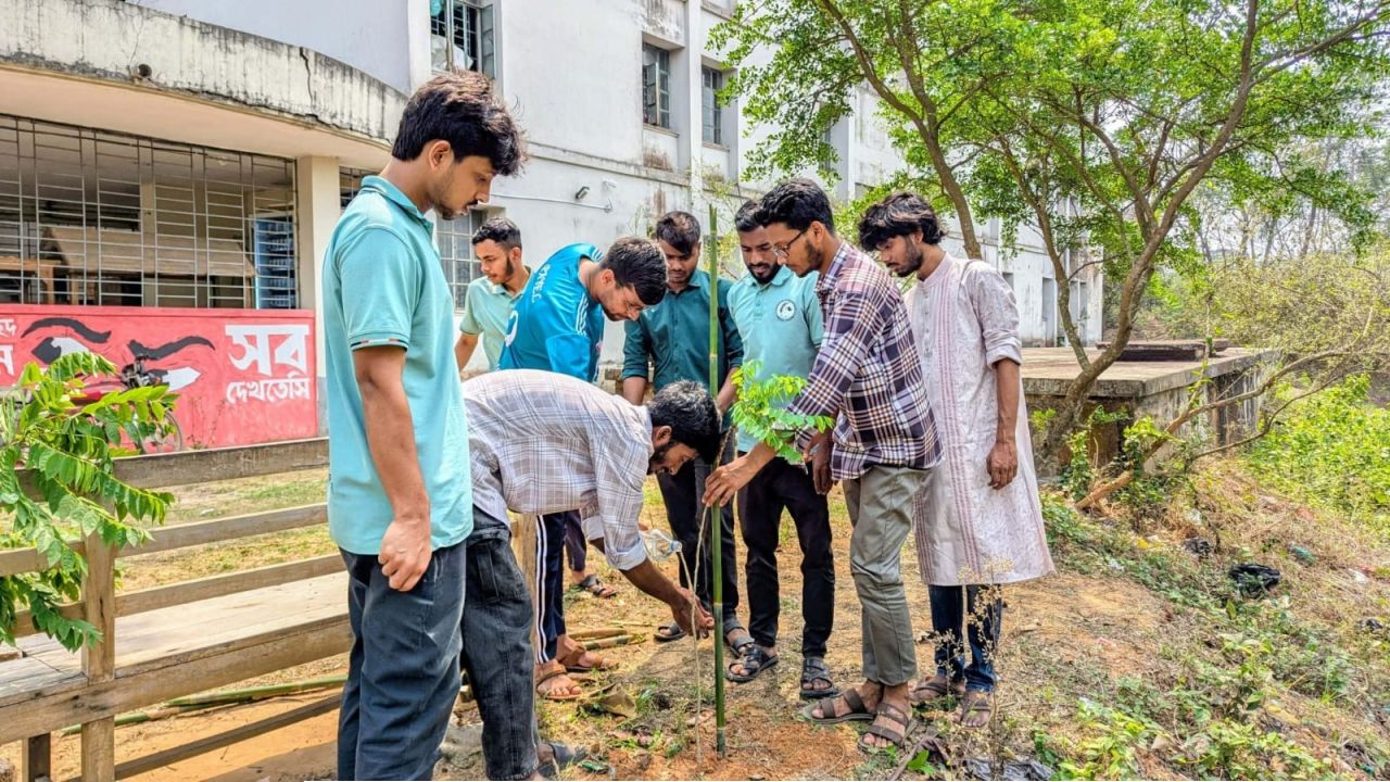 কুবি প্রেস ক্লাবের প্রতিষ্ঠা বার্ষিকী উপলক্ষে বৃক্ষরোপণ কর্মসূচি 
