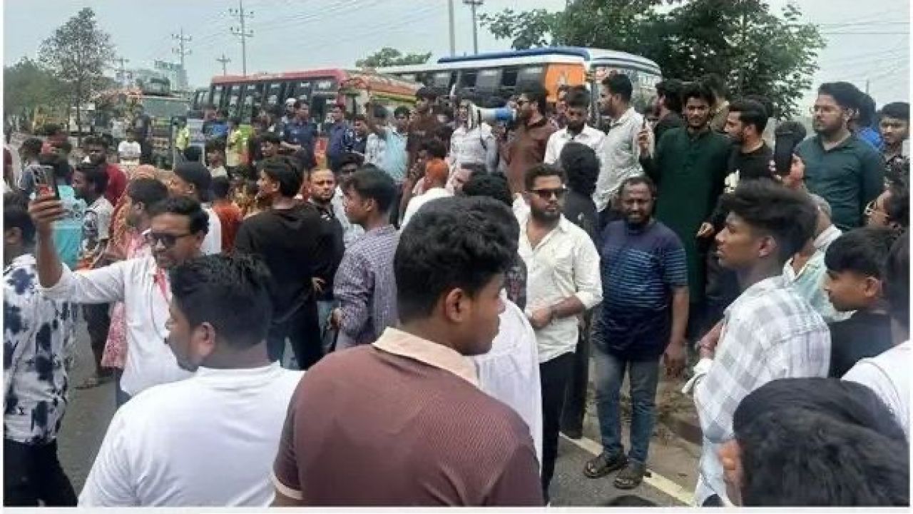 চান্দিনায় ফুট ওভারব্রিজের দাবিতে মহাসড়ক অবরোধ