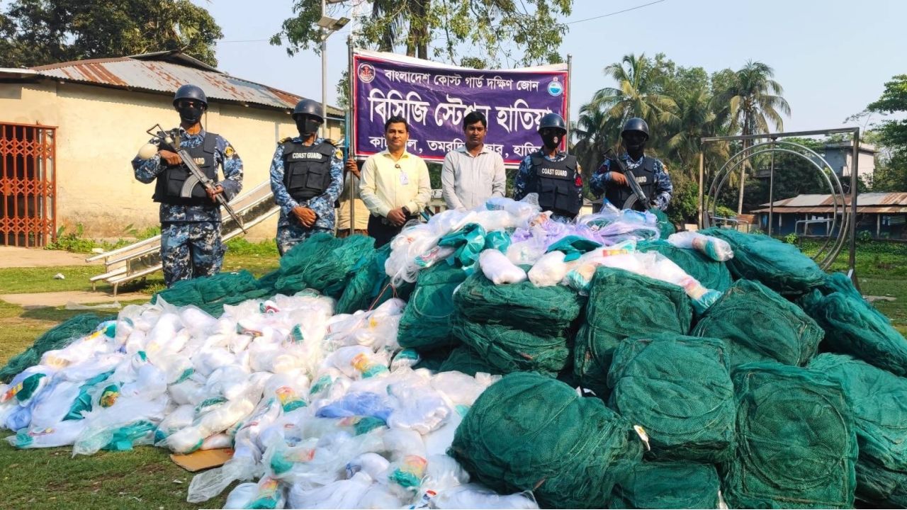 নোয়াখালীতে ৪০ লাখ টাকার অবৈধ জাল ও পলিথিন জব্দ
