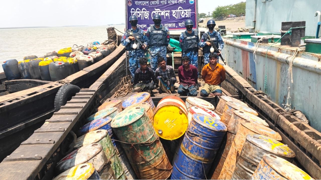 হাতিয়ায় ৮ লাখ টাকার অবৈধ জ্বালানি জব্দ, আটক ৪