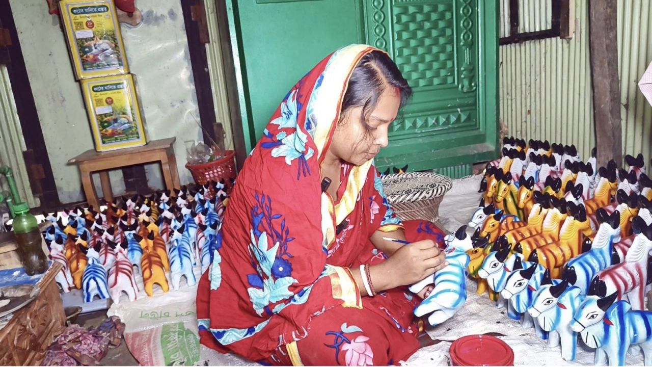 বাংলা নববর্ষ বরণ করতে মৃৎশিল্পীদের ব্যস্ততা