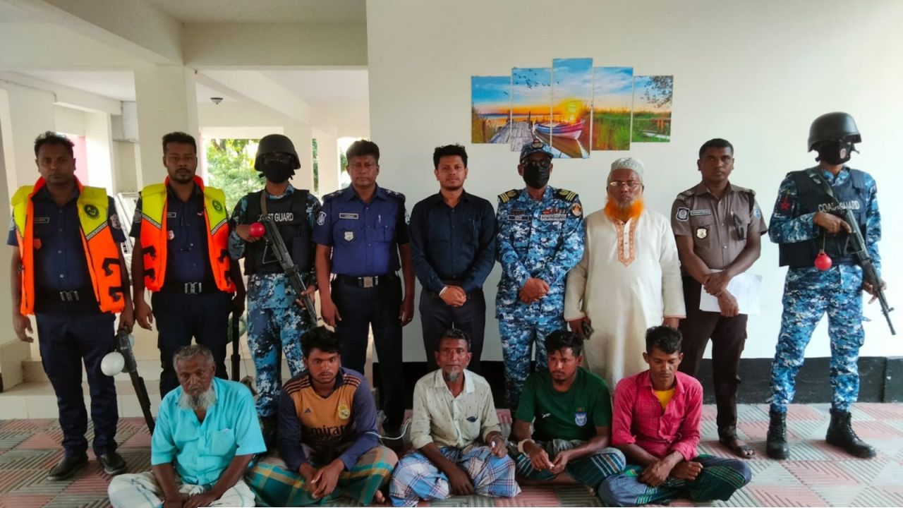 চাঁদপুরে জাটকা ধরার অপরাধে ৫ জেলের কারাদন্ড