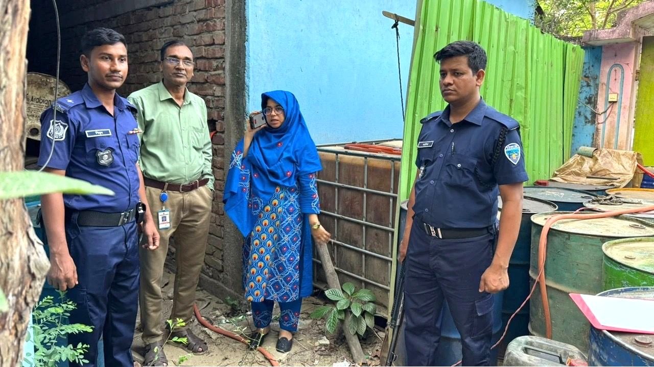 নোয়াখালীতে ব্যবসায়ীর বাড়ি থেকে ৫,৫০০ লিটার তেল জব্দ, ৫০ হাজার টাকা জরিমানা