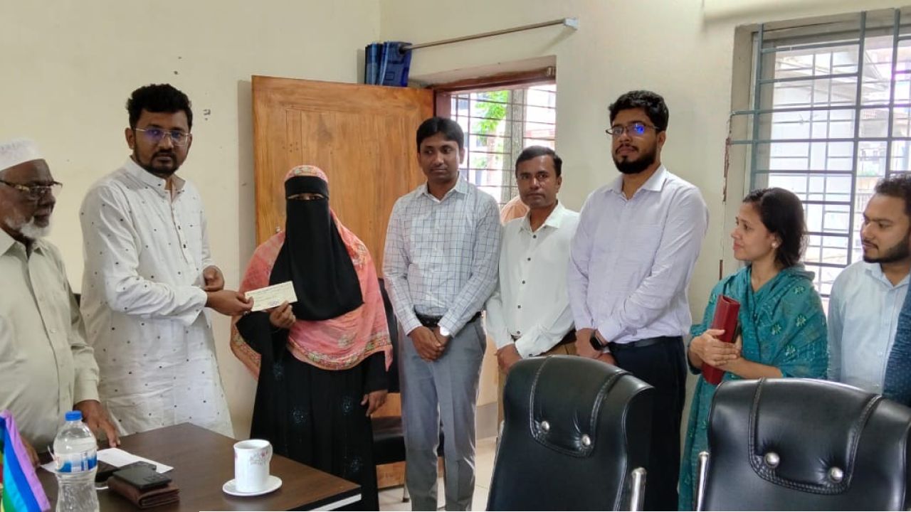 চান্দিনায় অগ্নিকাণ্ডে ক্ষতিগ্রস্তদের আর্থিক সহায়তা প্রদান