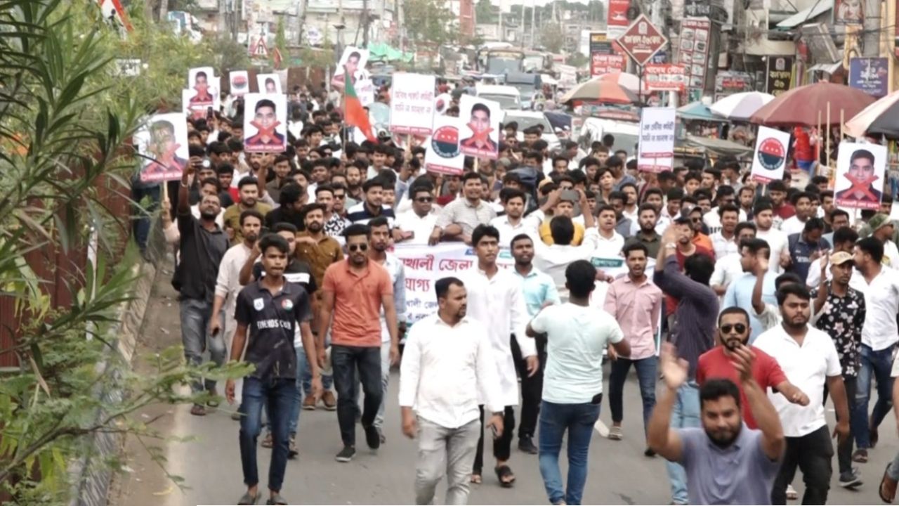 নোয়াখালীতে ছাত্রদলের কেন্দ্রীয় সম্পাদক ও ঘোষিত কমিটিকে অবাঞ্চিত ঘোষণা, আগুন জ্বালিয়ে সড়ক অবরোধ