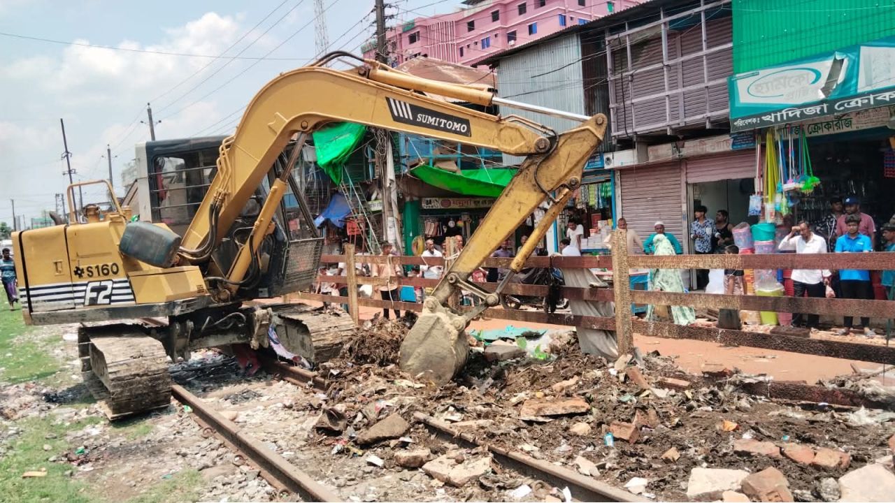 নোয়াখালীতে রেলওয়ের জায়গা থেকে উচ্ছেদ ১২০ স্থাপনা